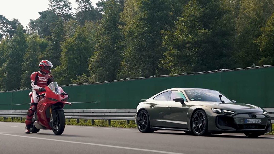 Ducati Panigale V4 S vs Audi E-Tron GT RS